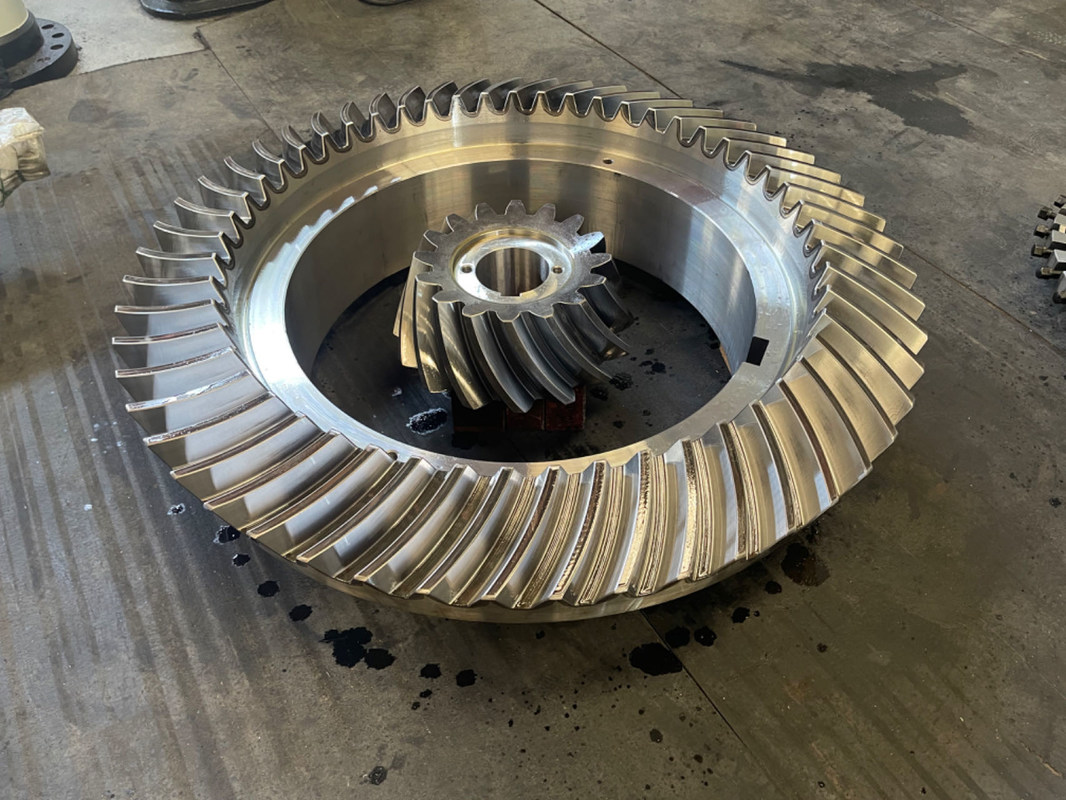 Engranaje cónico espiral robusto y duradero de alta resistencia para trituradoras giratorias de las series 50-65