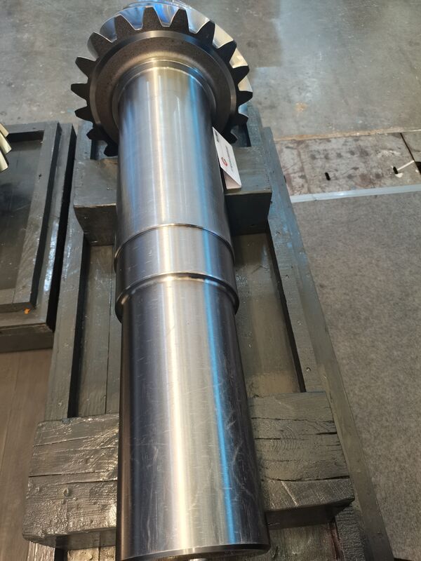 Conjunto de engranajes de biselado espiral de gran diámetro de alta precisión con dureza HRC45-62 para reductores de trituradoras
